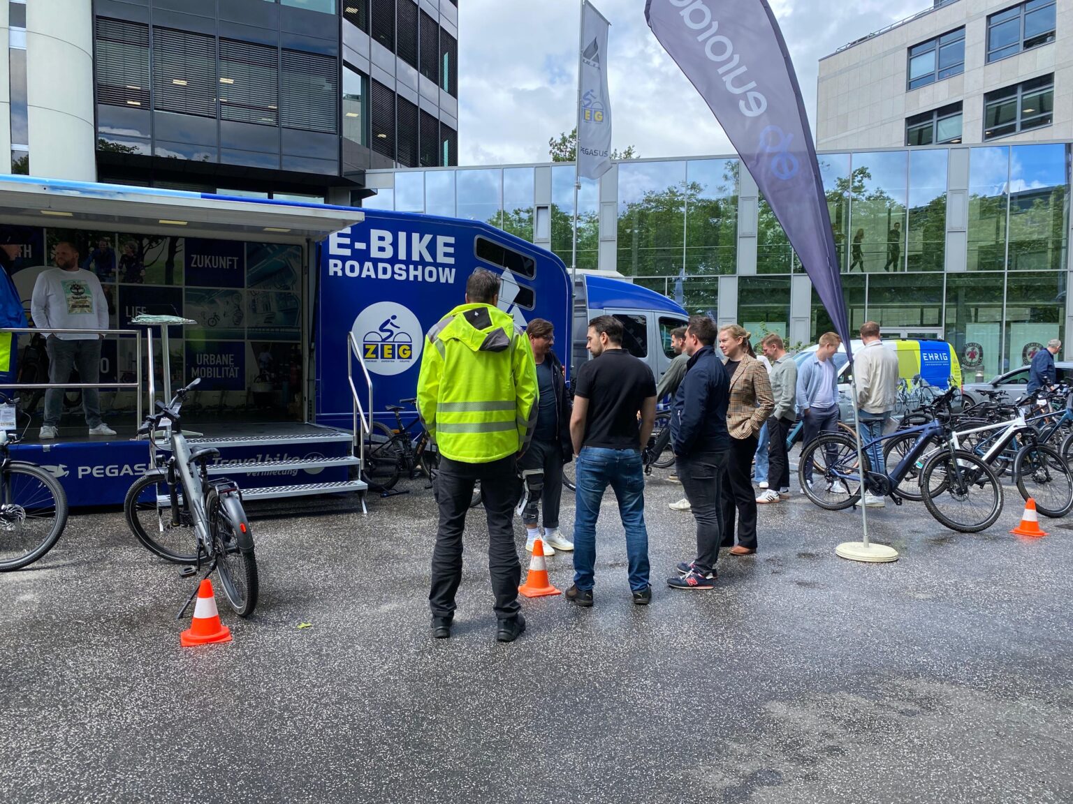 Ein Treffen von Radfahrern bei einem Festival oder einer anderen Freiluftveranstaltung.