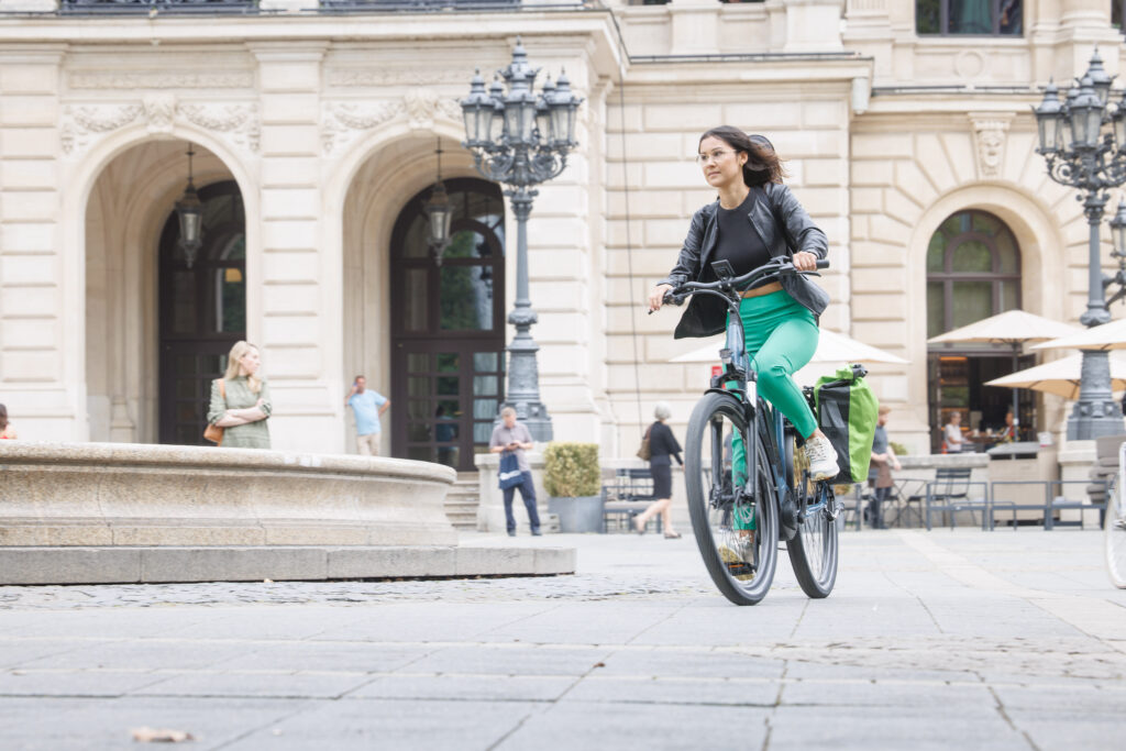 Eine Frau fährt Fahrrad inmitten klassischer Architektur